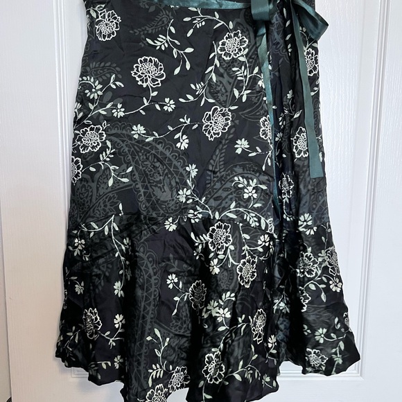 New York & Company Black and Green 100% Silk Skirt - Picture 1 of 7